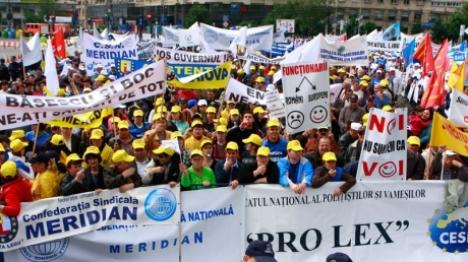 30.000 de români au protestat în Piaţa Victoriei: 'Jos Guvernul!'